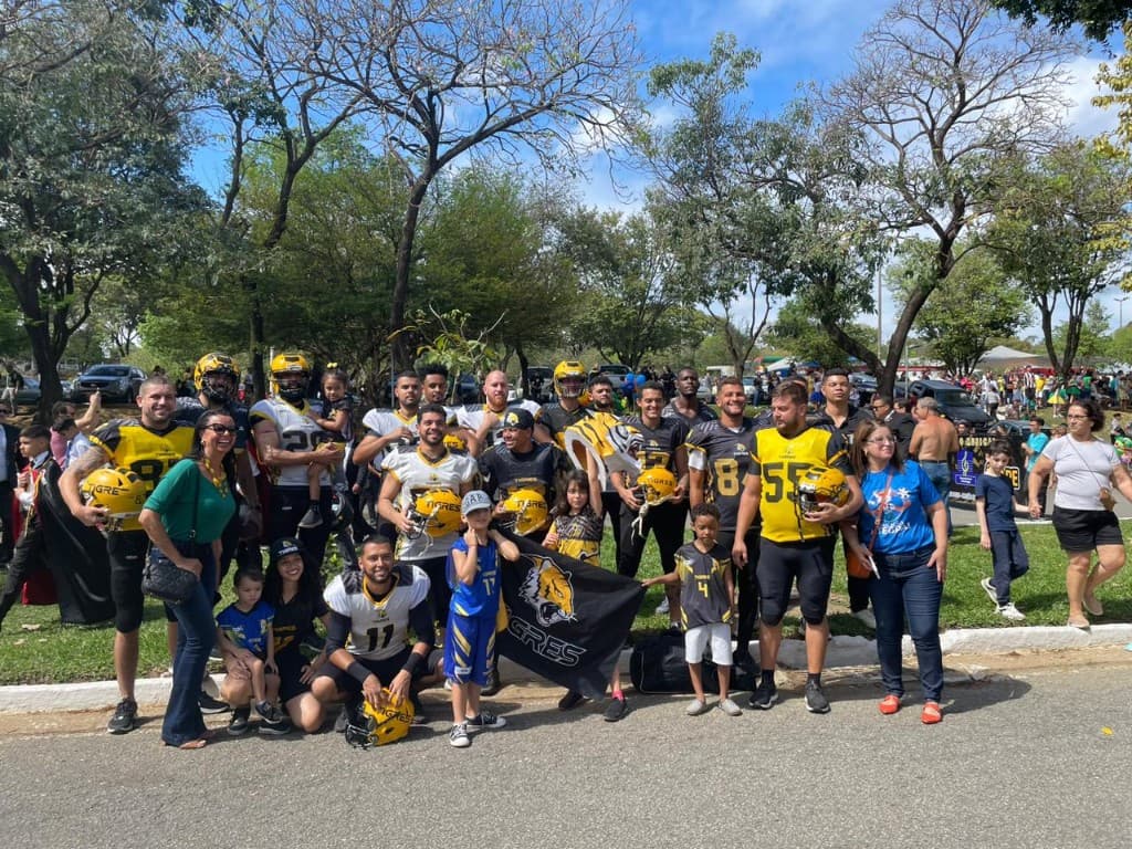 Atletas do Tigres FA posam com crianças e famílias em um evento aberto na cidade